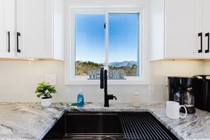 Fridge, microwave, oven, stovetop - *NEW* Bear Retreat Mountain Getaway | Great Views! (Whittier)