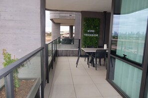 Outdoor dining - Executive Apartment- Winx Trackside (Moonee Ponds)