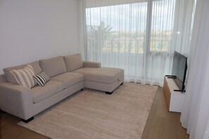 Smart TV, offices - Executive Apartment- Winx Trackside (Moonee Ponds)