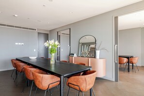 Dining - Executive Apartment- Winx Trackside (Moonee Ponds)