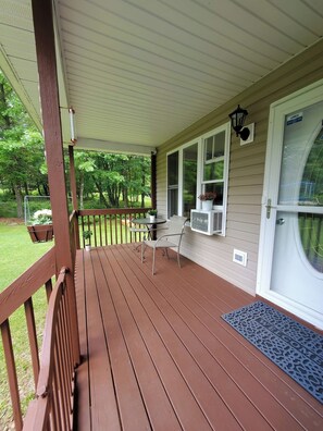 Outdoor dining - Charming 3-bedroom house in beautiful heart of Poconos with High Speed Internet (Long Pond)