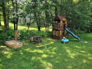 Children’s area - Charming 3-bedroom house in beautiful heart of Poconos with High Speed Internet (Long Pond)
