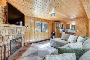 TV - Cozy Crestline Cabin Near Lake Gregory (Crestline)