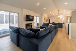 Smart-TV, Kamin, Tischfußball, Tischtennisplatte