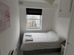 2 bedrooms, iron/ironing board, Internet, bed sheets - Stylish Urban Retreat 1 Bedroom (London)