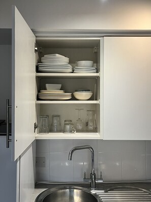 Fridge, microwave, oven, stovetop - Stylish Urban Retreat 1 Bedroom (London)