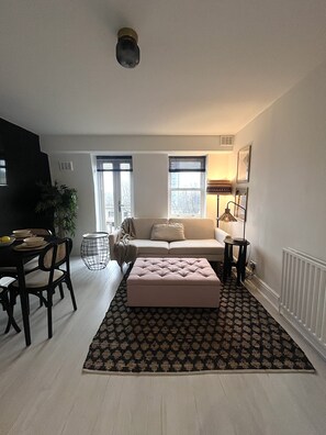 TV - Stylish Urban Retreat 1 Bedroom (London)