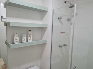 Hair dryer, towels, soap, toilet paper - Modern apartment in Pinheiros and Faria Lima. (São Paulo)