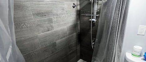 ヘアドライヤー、タオル、石鹸、トイレットペーパー