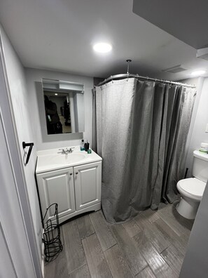 Hiustenkuivaaja, pyyhkeet, saippua, vessapaperi