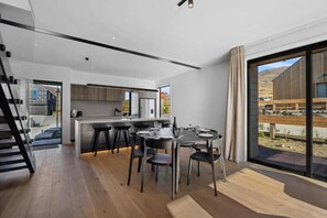 Maison Standard, vue sur la montagne | Restauration
