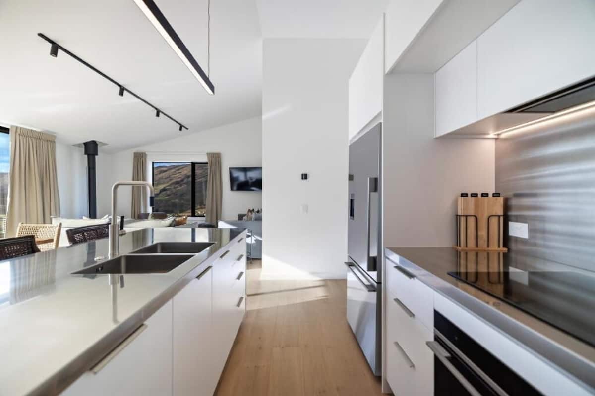 Hus Standard - utsikt mot bergen | Eget kök | Kylskåp, mikrovågsugn, ugn och spishäll