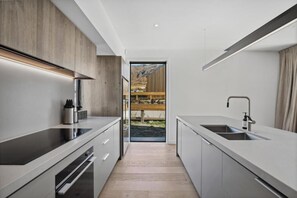Casa estándar, vista a la montaña | Cocina privada | Refrigerador, microondas, horno y parrilla de estufa 