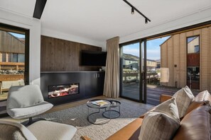 Casa estándar, vista a la montaña | Área de sala de estar | Televisión de 40 pulgadas con canales digitales y chimenea 