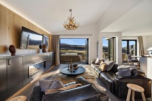 Casa superior, vista a la montaña | Área de sala de estar | Televisión de 40 pulgadas con canales digitales y chimenea 