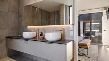 Hus Superior - utsikt mot bergen | Badrum | Dusch, hårtork, handdukar och tvål