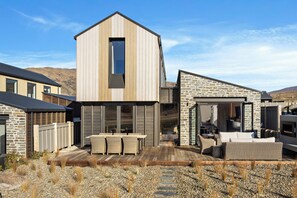 Superior-talo, vuoristonäköala | Näkymä puutarhaan