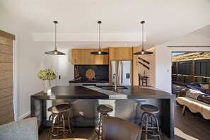 Superior-talo, vuoristonäköala | Yksityinen keittiö | Jääkaappi, mikroaaltouuni, uuni, liesi