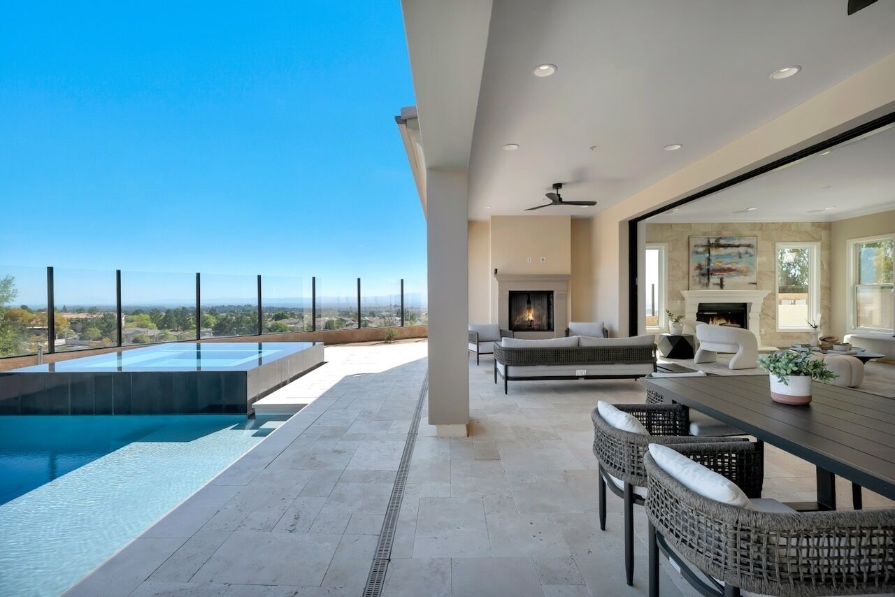 Utendørsbasseng og et oppvarmet basseng