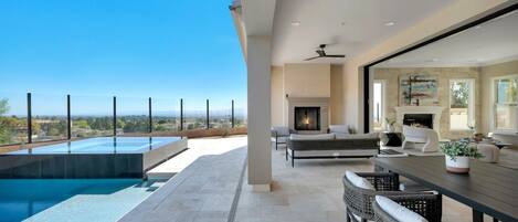 Utendørsbasseng og et oppvarmet basseng