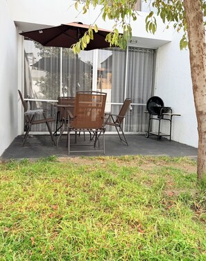 Outdoor dining - Modern and fully equipped apartment with outdoor area and small barbecue (Arequipa)