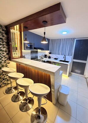 Fridge, microwave, oven, stovetop - Modern and fully equipped apartment with outdoor area and small barbecue (Arequipa)