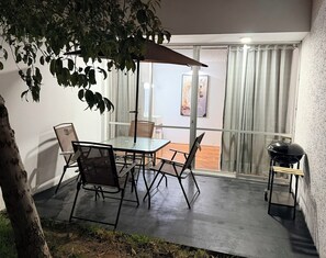 Outdoor dining - Modern and fully equipped apartment with outdoor area and small barbecue (Arequipa)
