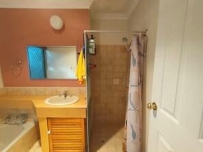 Dusch, hårtork, handdukar och tvål