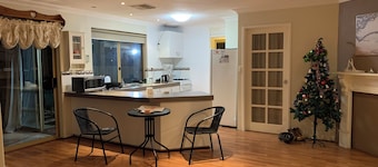 Charming 5-bedroom villa with AC in lovely Heathridge