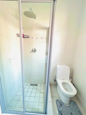Shower, towels, soap, toilet paper - Enjoyable apartment in Midrand with fitness room and free Wi-Fi (Midrand)