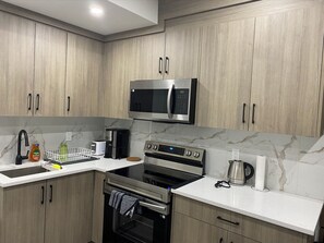 Een microgolfoven, een oven, een kookplaat