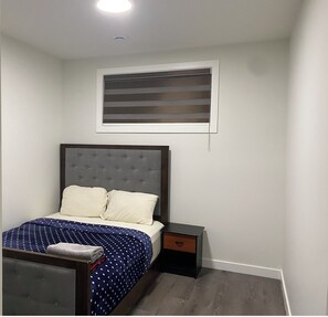 2 bedrooms, WiFi, bed sheets - Beautiful, Clean, and Cozy suite (Airdrie)