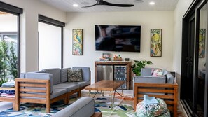 TV, books - Tropical Oasis with Pool, Spa & Guest House (Fort Lauderdale)