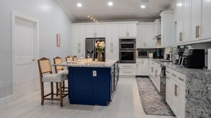 Fridge, microwave, oven, dishwasher - Tropical Oasis with Pool, Spa & Guest House (Fort Lauderdale)