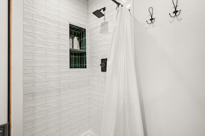 Shower, jetted bath, hair dryer, towels - Sandy Ski House: Perfect for Group Ski Trips (Sandy)