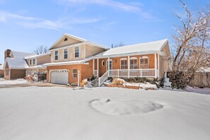 Exterior - Sandy Ski House: Perfect for Group Ski Trips (Sandy)