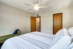 3 bedrooms, iron/ironing board, WiFi, bed sheets