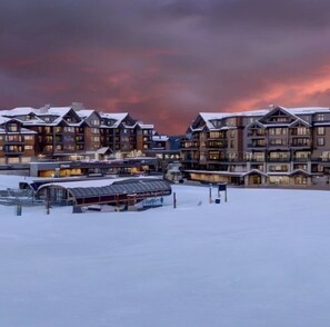 Ein schneebedecktes Resort mit mehreren Gebäuden, darunter eine SuperChill Lounge.