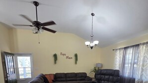 Living area - Cozy 2-bedroom house in beautiful Pocahontas with AC (Pocahontas)