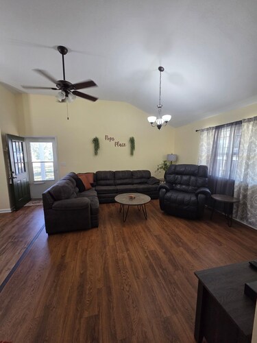 Cozy 2-bedroom house in beautiful Pocahontas with AC