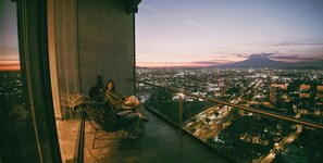 Interior - Amaneceres frente a los volcanes, piso 18. Bright space with open city views (Heroica Puebla de Zaragoza)