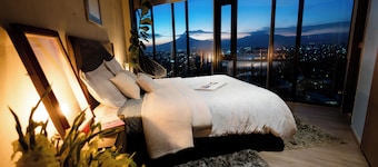 Amaneceres frente a los volcanes, piso 18. Bright space with open city views