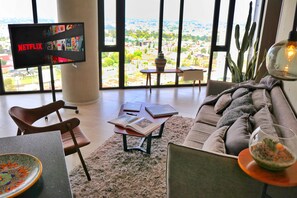 TV - Amaneceres frente a los volcanes, piso 18. Bright space with open city views (Heroica Puebla de Zaragoza)