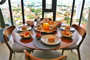 Dining - Amaneceres frente a los volcanes, piso 18. Bright space with open city views (Heroica Puebla de Zaragoza)