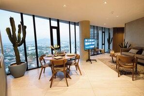 Interior - Amaneceres frente a los volcanes, piso 18. Bright space with open city views (Heroica Puebla de Zaragoza)