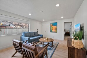 Smart TV, books - Provo City Center Bungalow and Hideaway (Provo)