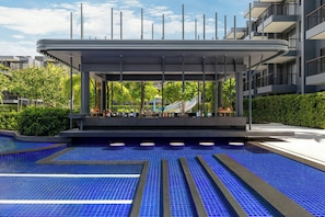 Pool views, serves lunch, dinner, and happy hour - Courtyard By Marriott Phuket Chalong Bay Resort (Chalong)