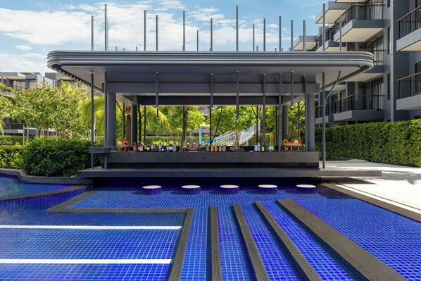 Pool views, serves lunch, dinner, and happy hour - Courtyard By Marriott Phuket Chalong Bay Resort (Chalong)
