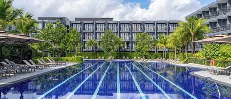 2 outdoor pools