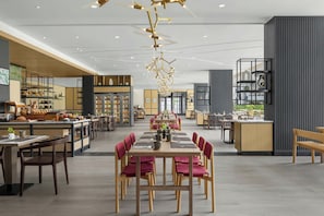 Desayuno buffet (THB 580 por persona)